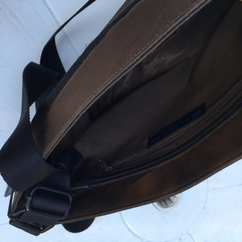 KennethCole Reaction crossbody bag. Lightweight brown nylon w/blk webbed strap. - Picture 4 of 4